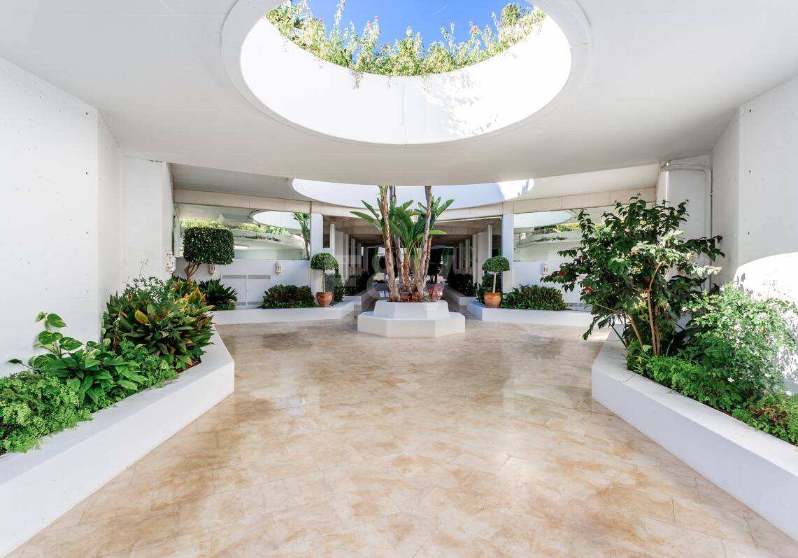 Elegant lägenhet i Las Lomas del Marbella Club med fantastisk utsikt