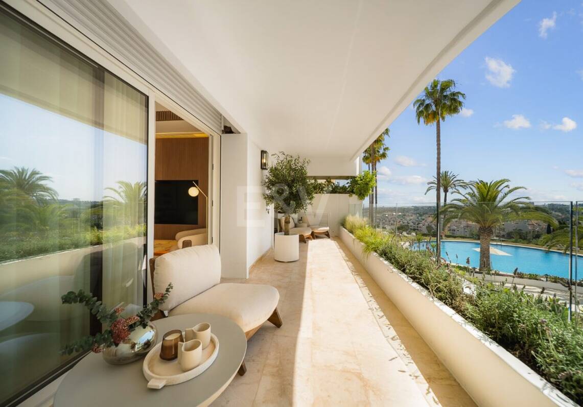 Elegant lägenhet i Las Lomas del Marbella Club med fantastisk utsikt