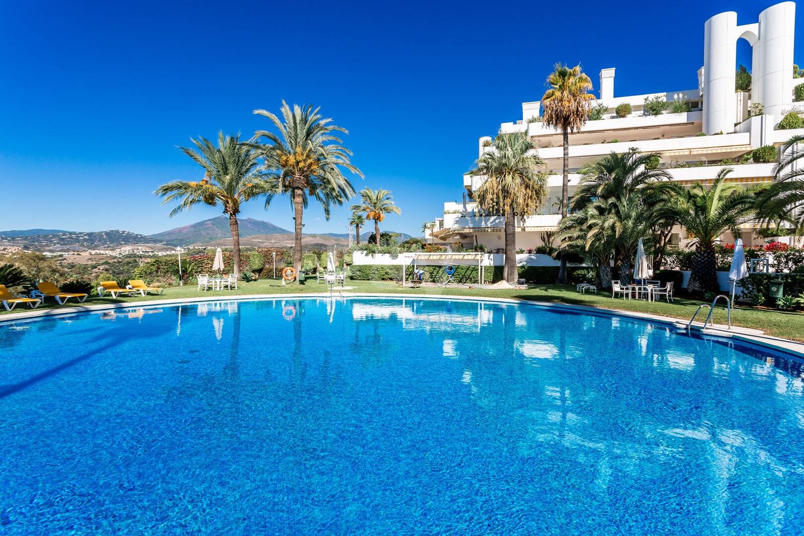 Elegantes Apartment in Las Lomas del Marbella Club mit atemberaubender Aussicht