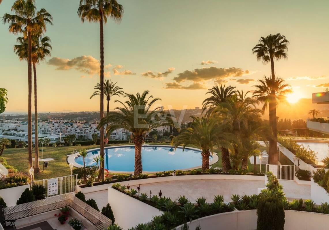 Elegant lägenhet i Las Lomas del Marbella Club med fantastisk utsikt