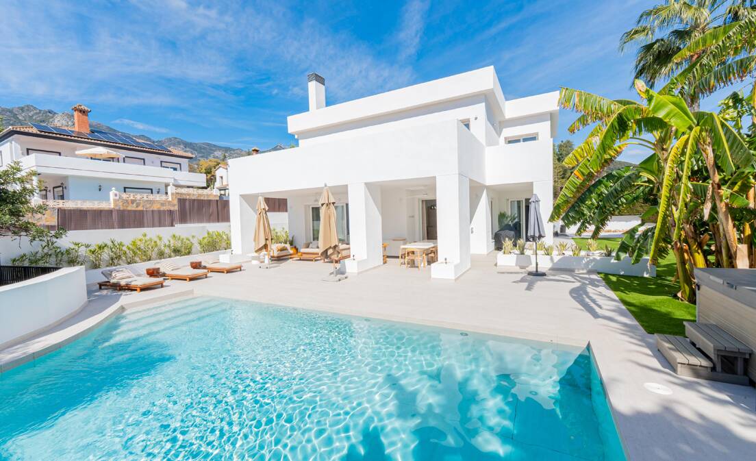 Elegant Villa in Residential Area Close to Amenities