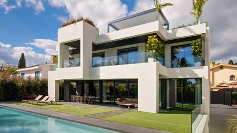 Sophisticated Luxury Villa by the Sea at The Golden Mile