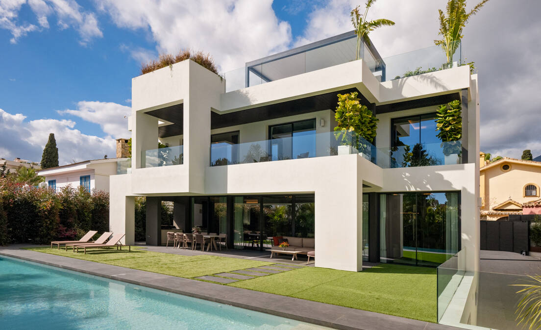 Sophisticated Luxury Villa by the Sea at The Golden Mile