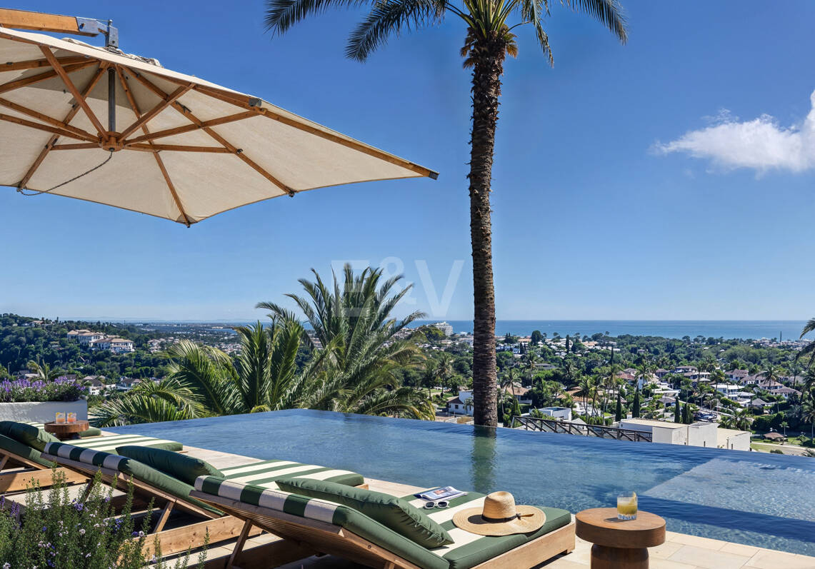 Villa moderna en Nueva Andalucia con vistas panorámicas al mar y la montaña