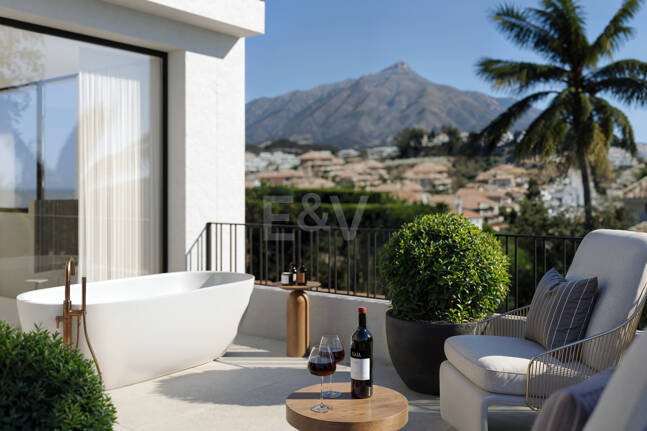Modern Villa i Nueva Andalucia med Panoramic Sea & Mountain Utsikt