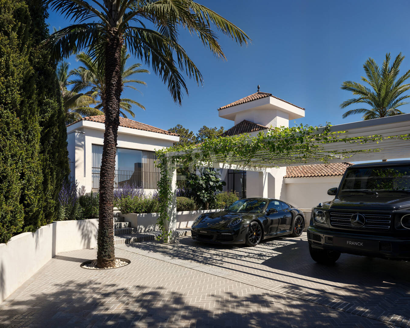 Modern Villa i Nueva Andalucia med Panoramic Sea & Mountain Utsikt