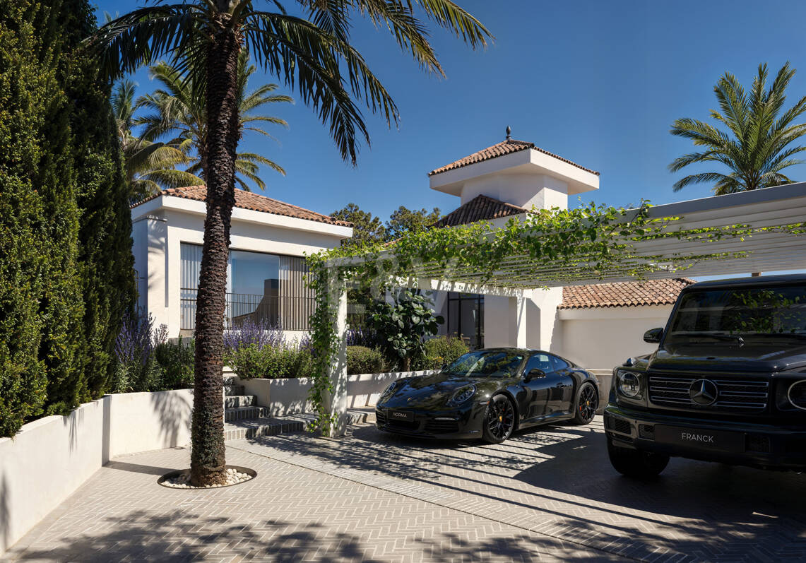 Villa moderna en Nueva Andalucia con vistas panorámicas al mar y la montaña