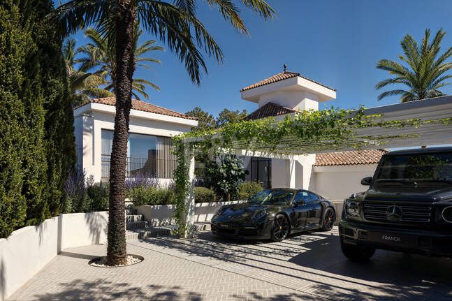 Modern Villa i Nueva Andalucia med Panoramic Sea & Mountain Utsikt