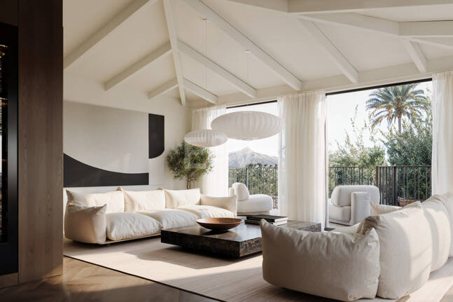 Modern Villa i Nueva Andalucia med Panoramic Sea & Mountain Utsikt