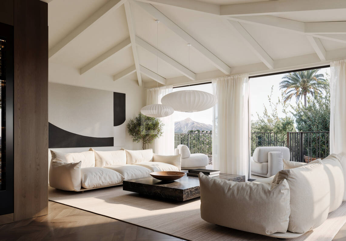 Villa moderna en Nueva Andalucia con vistas panorámicas al mar y la montaña