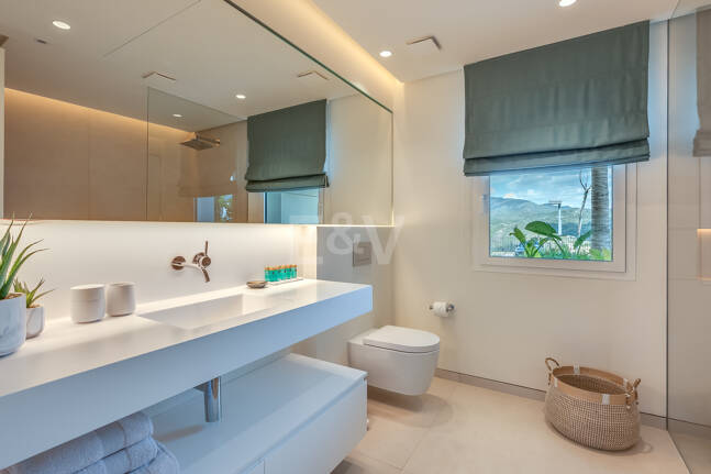 Fully furnished garden Apartment in Palo Alto with Panoramic Sea Views