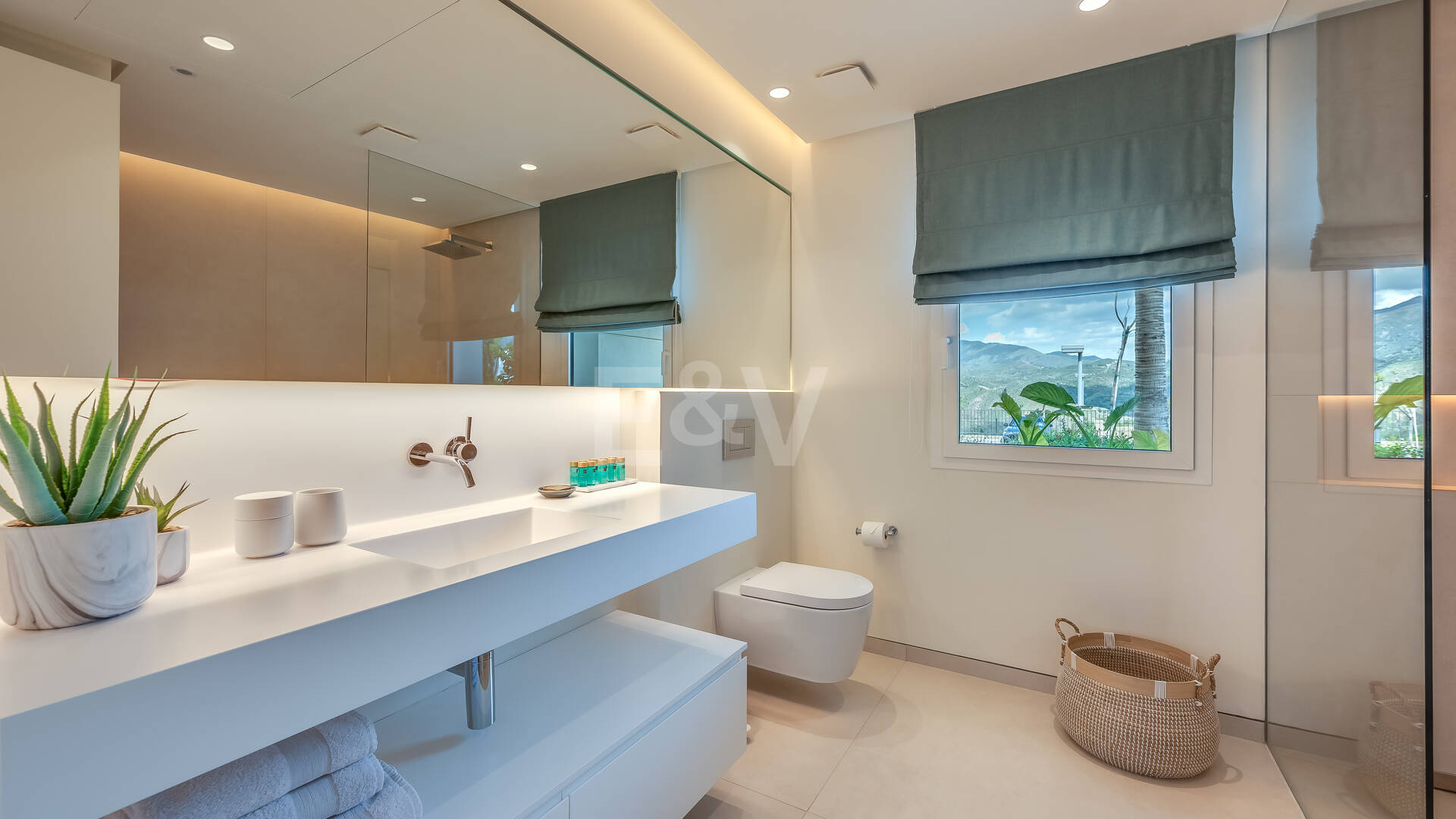 Fully furnished garden Apartment in Palo Alto with Panoramic Sea Views