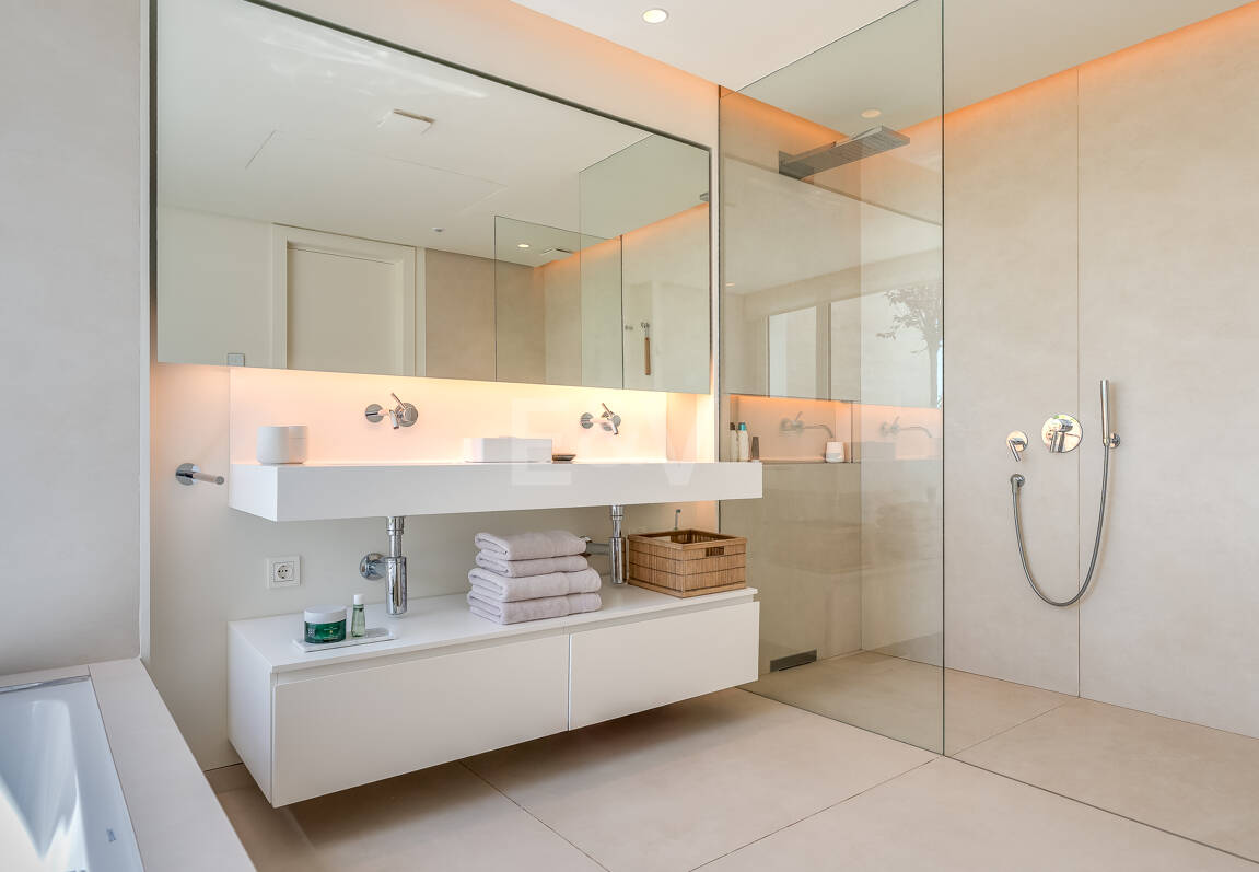 Fully furnished garden Apartment in Palo Alto with Panoramic Sea Views