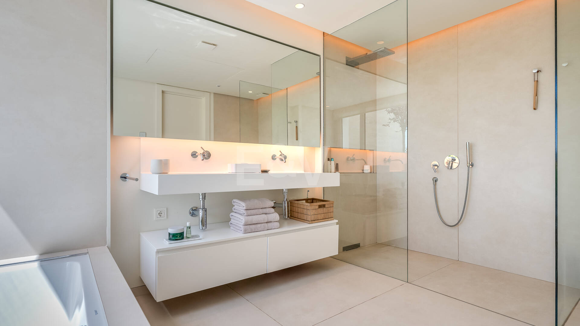 Fully furnished garden Apartment in Palo Alto with Panoramic Sea Views