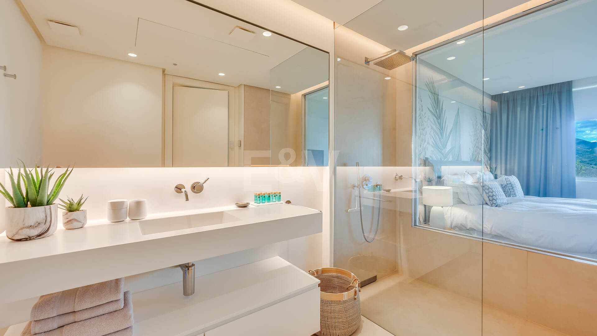 Fully furnished garden Apartment in Palo Alto with Panoramic Sea Views