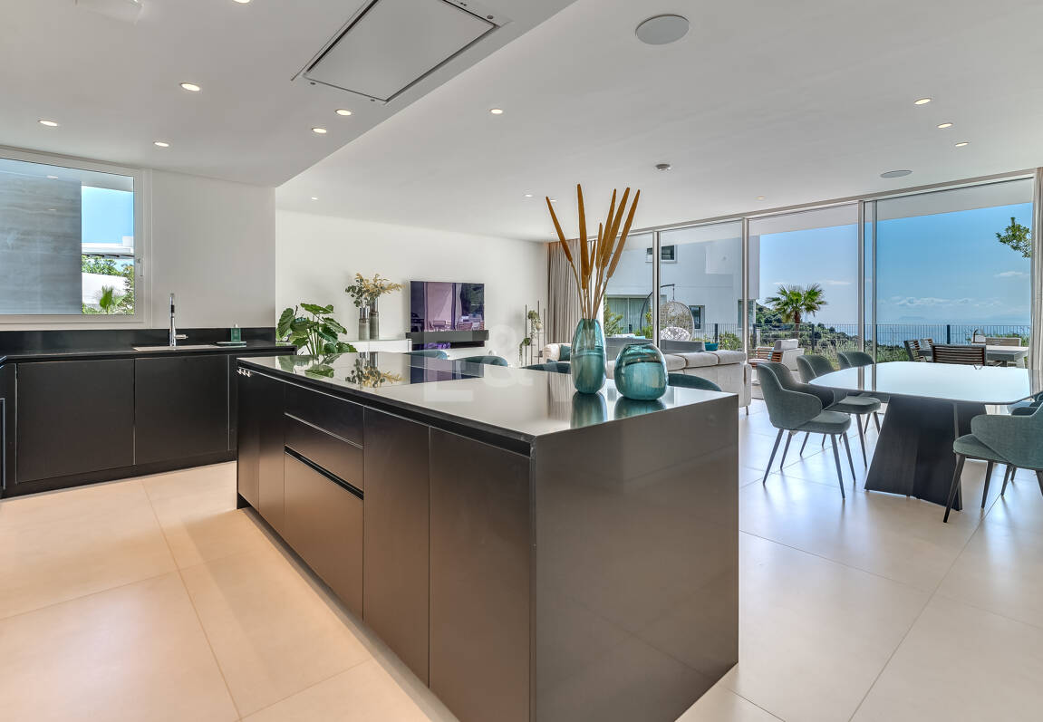 Fully furnished garden Apartment in Palo Alto with Panoramic Sea Views