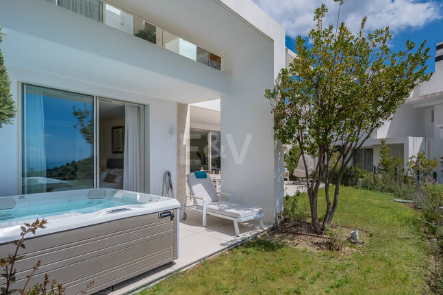 Fully furnished garden Apartment in Palo Alto with Panoramic Sea Views