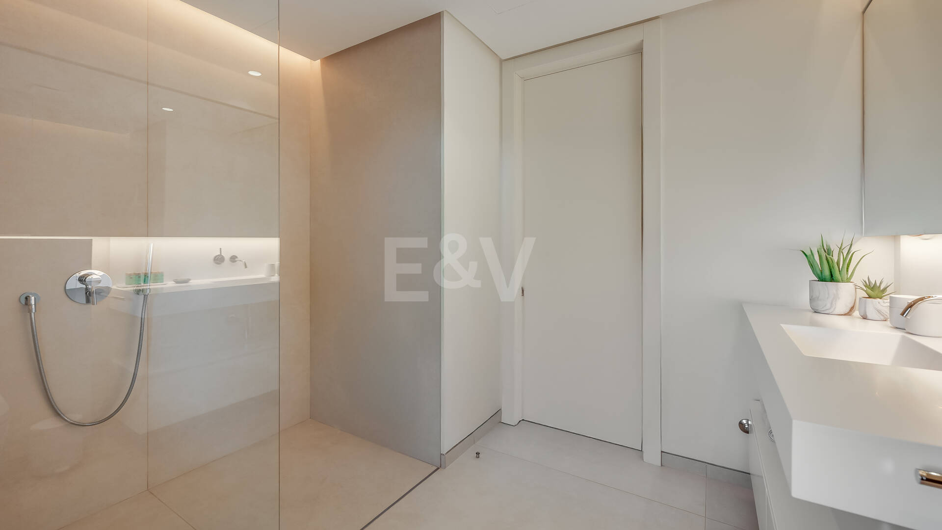 Fully furnished garden Apartment in Palo Alto with Panoramic Sea Views