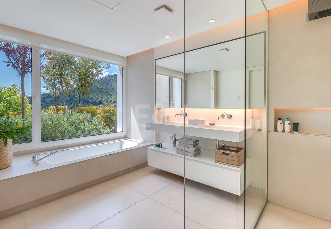 Fully furnished garden Apartment in Palo Alto with Panoramic Sea Views