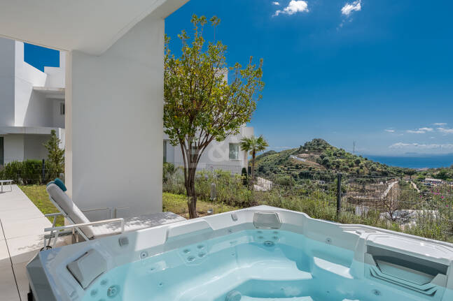 Fully furnished garden Apartment in Palo Alto with Panoramic Sea Views