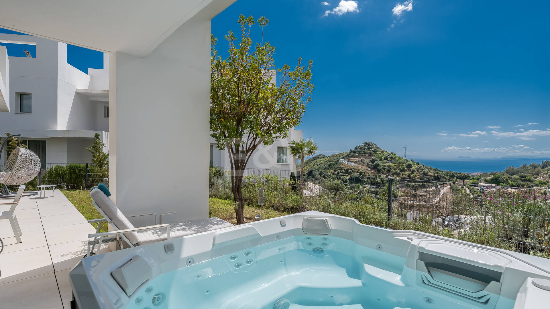 Fully furnished garden Apartment in Palo Alto with Panoramic Sea Views