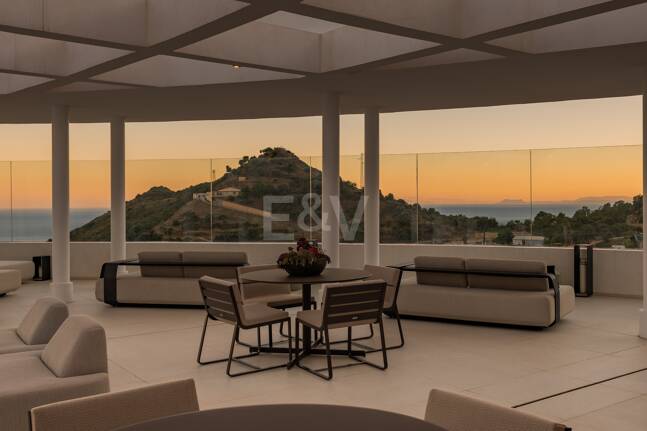 Fully furnished garden Apartment in Palo Alto with Panoramic Sea Views