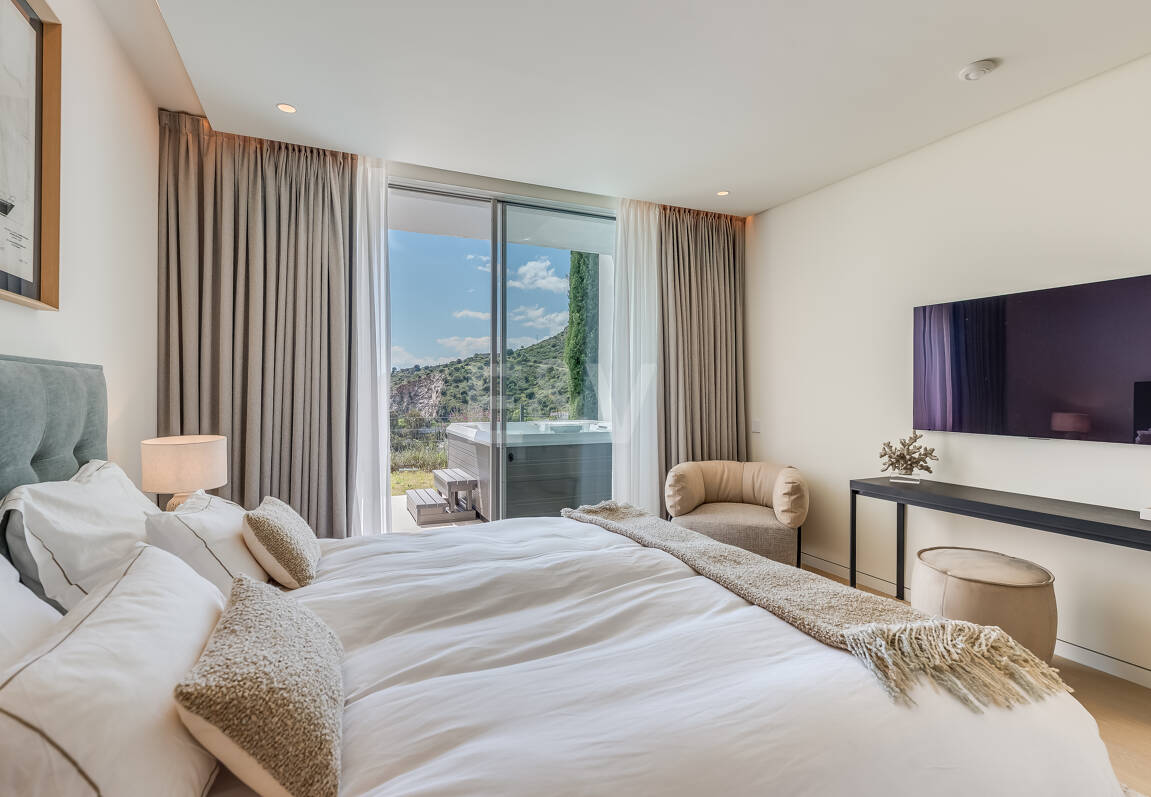 Fully furnished garden Apartment in Palo Alto with Panoramic Sea Views