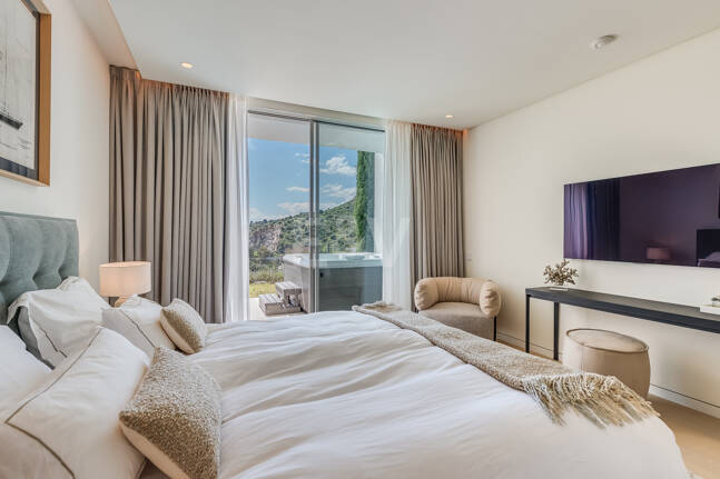 Fully furnished garden Apartment in Palo Alto with Panoramic Sea Views