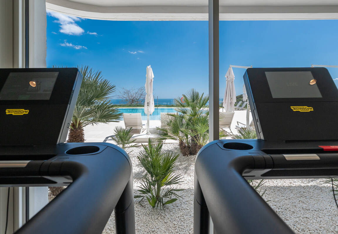 Fully furnished garden Apartment in Palo Alto with Panoramic Sea Views