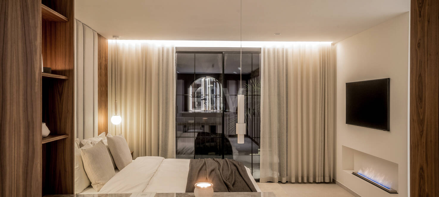 Elegancki półautomatyczny Villa Frontline do Aloha Golf w Nueva Andalucía