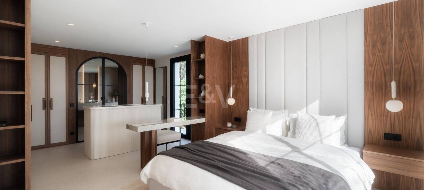 Elegancki półautomatyczny Villa Frontline do Aloha Golf w Nueva Andalucía