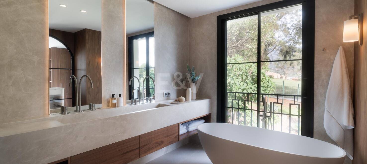 Elegancki półautomatyczny Villa Frontline do Aloha Golf w Nueva Andalucía