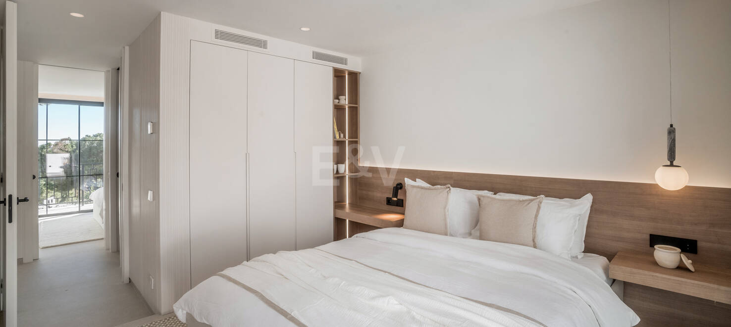 Elegancki półautomatyczny Villa Frontline do Aloha Golf w Nueva Andalucía