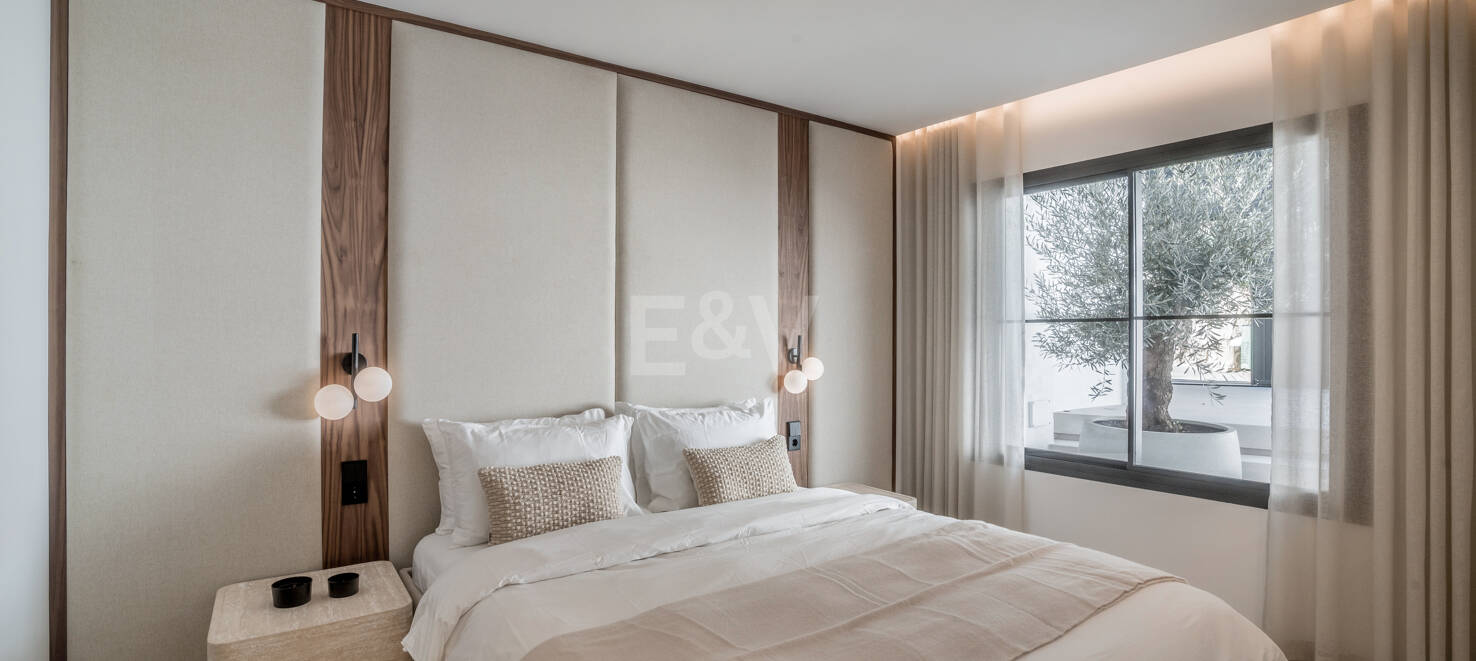 Elegancki półautomatyczny Villa Frontline do Aloha Golf w Nueva Andalucía