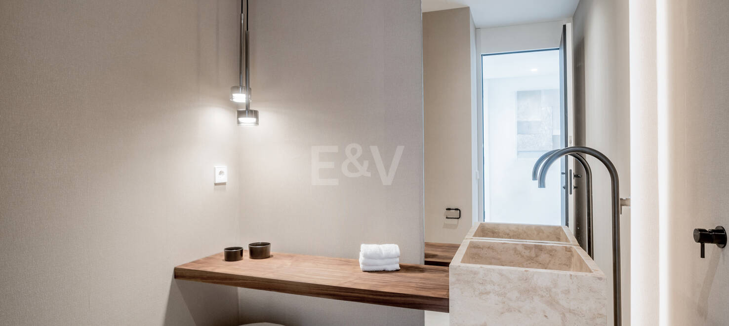 Elegancki półautomatyczny Villa Frontline do Aloha Golf w Nueva Andalucía