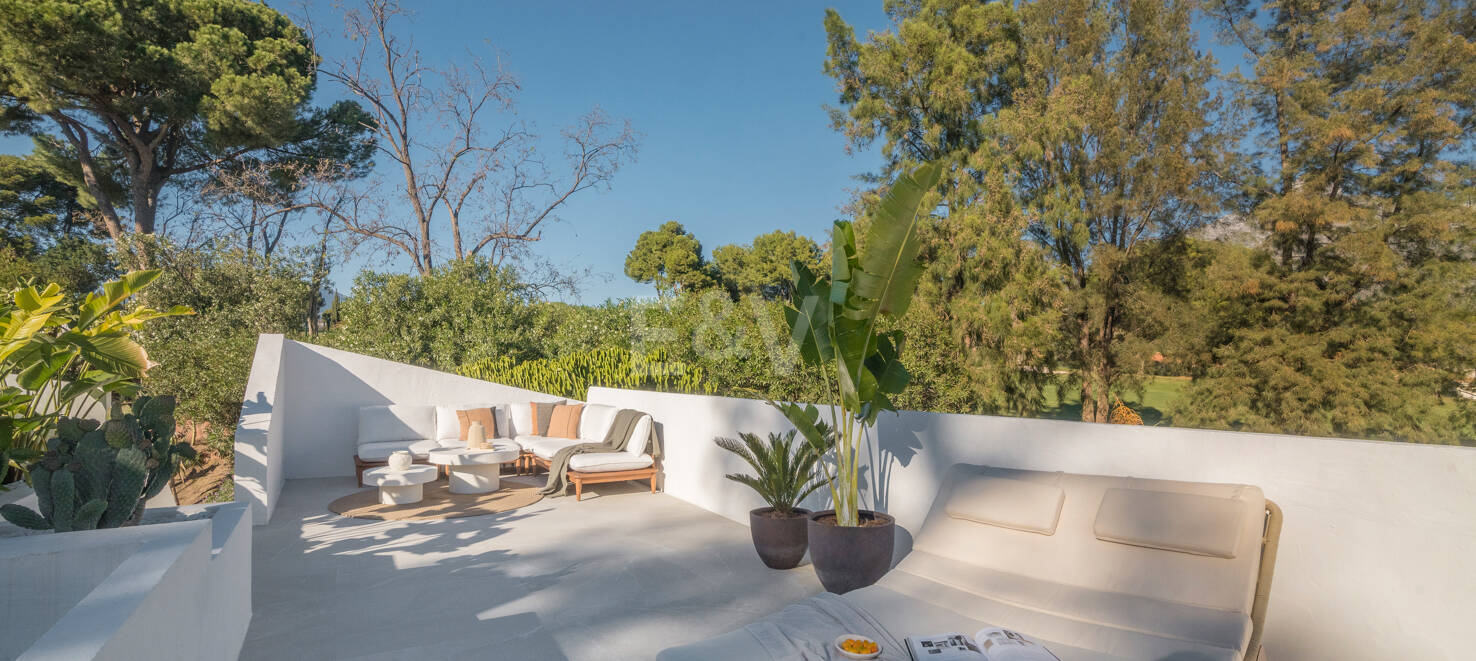 Elegancki półautomatyczny Villa Frontline do Aloha Golf w Nueva Andalucía