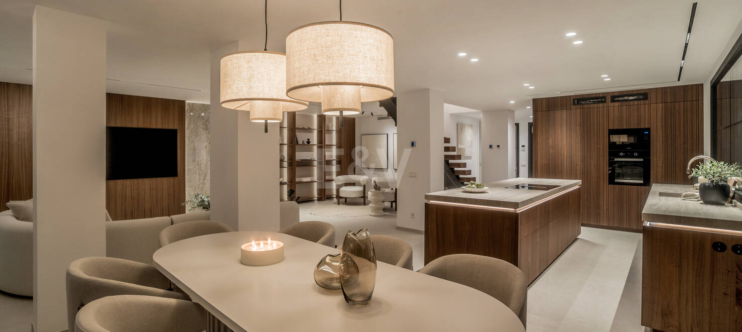 Elegancki półautomatyczny Villa Frontline do Aloha Golf w Nueva Andalucía