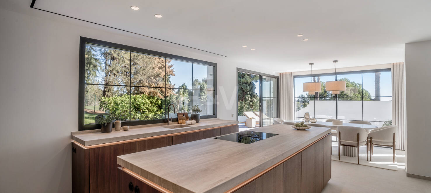 Elegancki półautomatyczny Villa Frontline do Aloha Golf w Nueva Andalucía