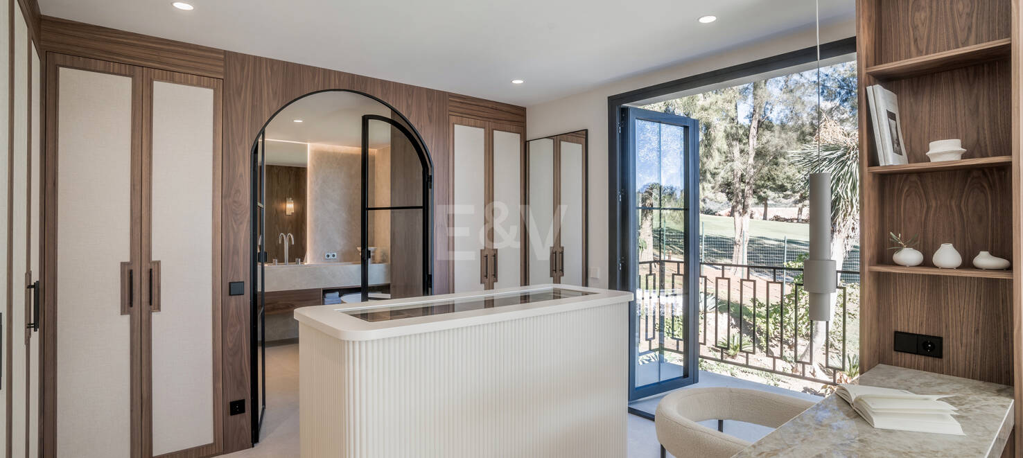 Elegancki półautomatyczny Villa Frontline do Aloha Golf w Nueva Andalucía