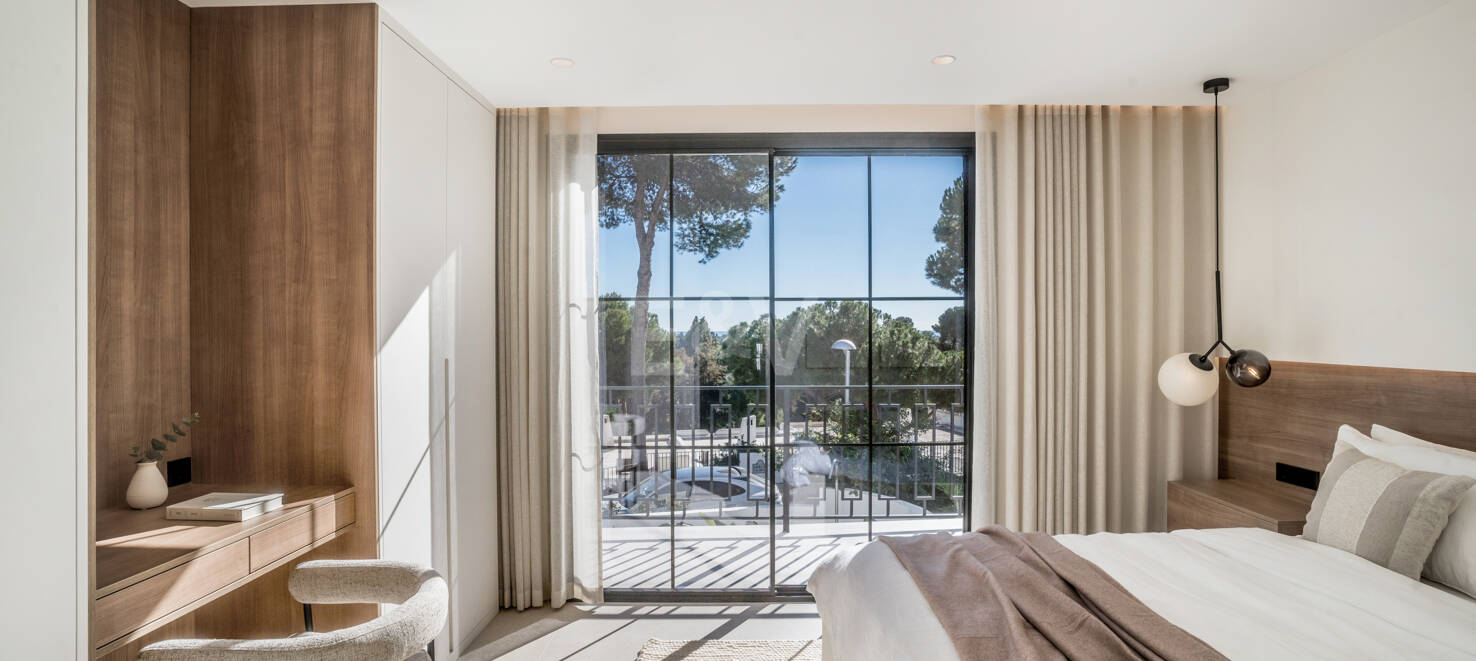 Elegancki półautomatyczny Villa Frontline do Aloha Golf w Nueva Andalucía