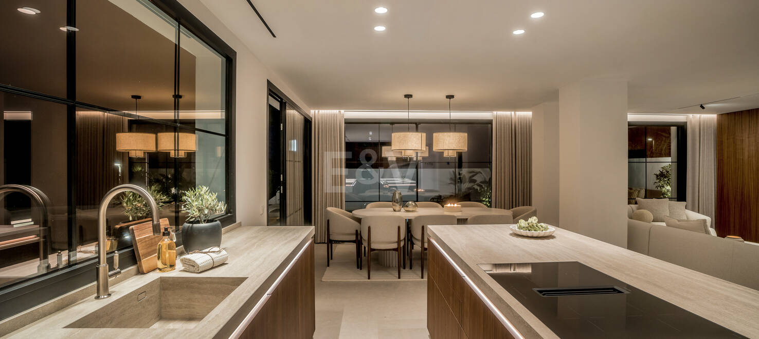 Elegancki półautomatyczny Villa Frontline do Aloha Golf w Nueva Andalucía