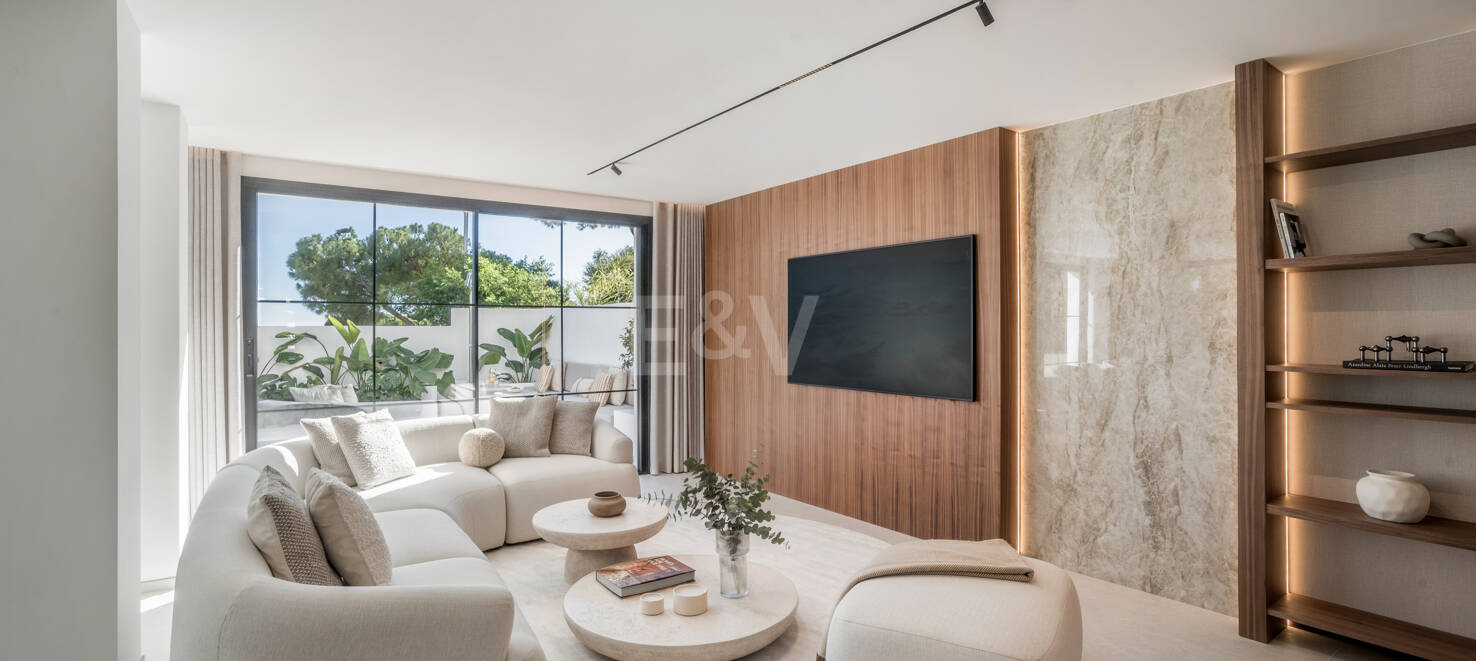 Elegancki półautomatyczny Villa Frontline do Aloha Golf w Nueva Andalucía