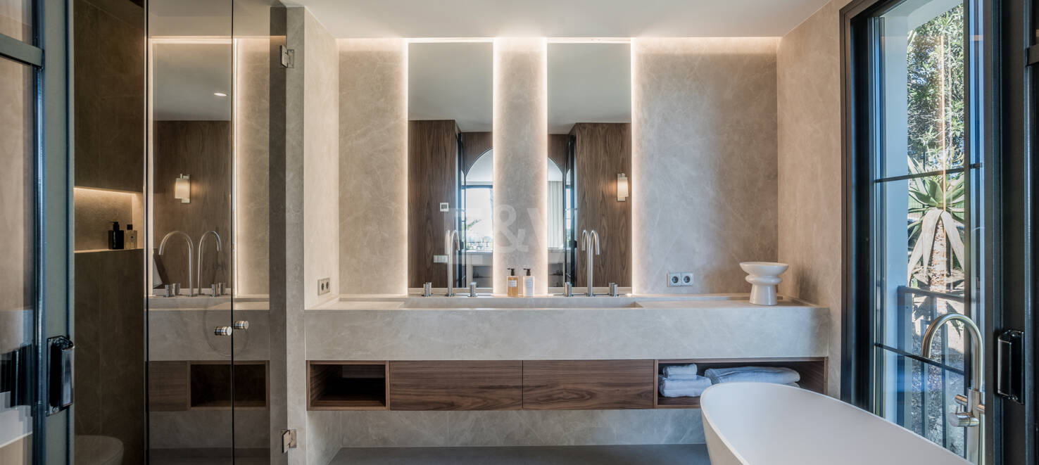 Elegancki półautomatyczny Villa Frontline do Aloha Golf w Nueva Andalucía