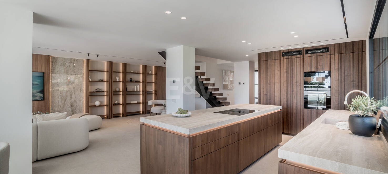 Elegancki półautomatyczny Villa Frontline do Aloha Golf w Nueva Andalucía