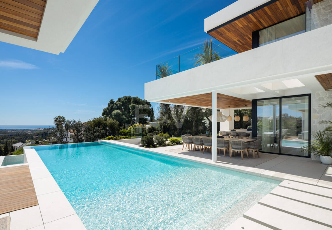 Modern Luxury with Breathtaking Sea Views in La Quinta