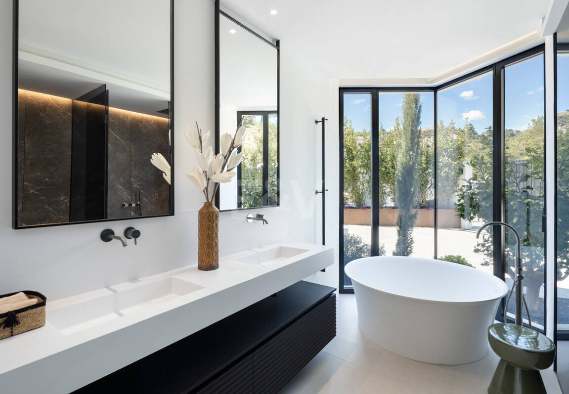 Modern Luxury with Breathtaking Sea Views in La Quinta