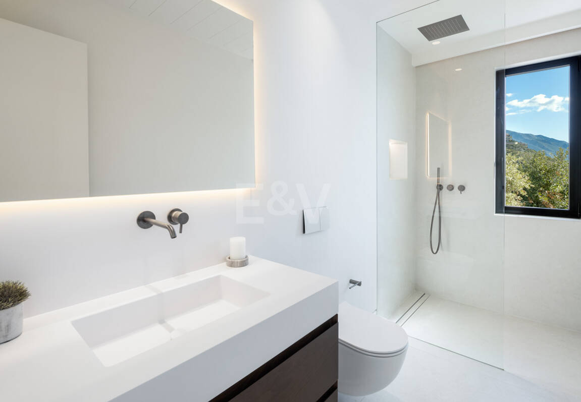 Modern Luxury with Breathtaking Sea Views in La Quinta