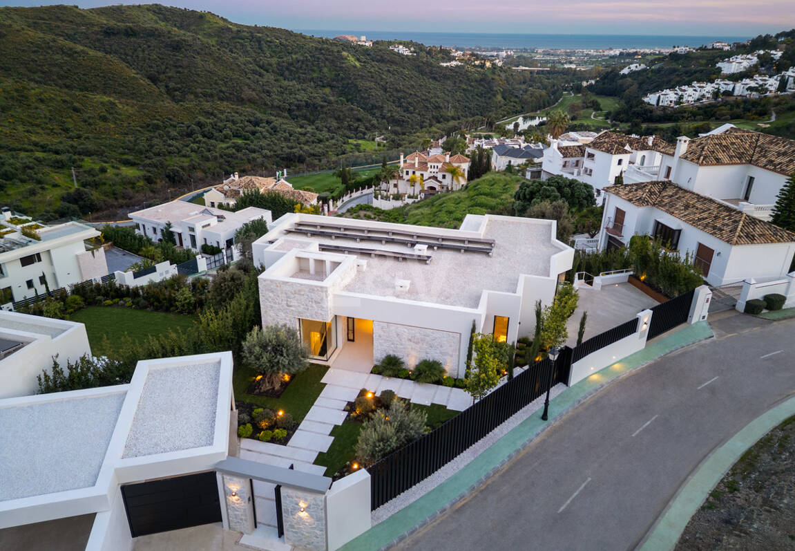 Modern Luxury with Breathtaking Sea Views in La Quinta