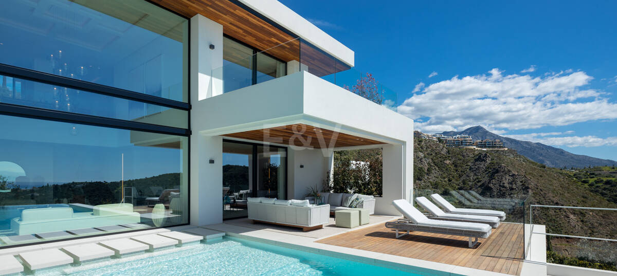 Modern Luxury with Breathtaking Sea Views in La Quinta