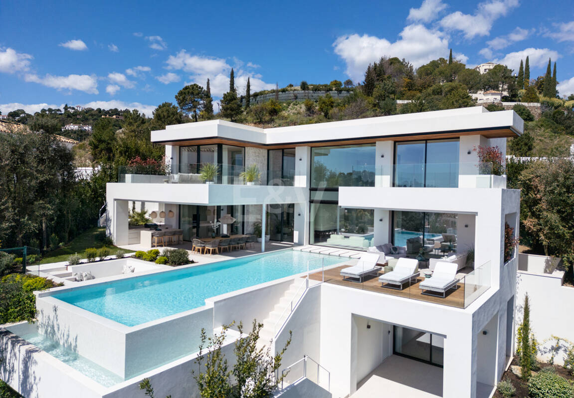 Modern Luxury with Breathtaking Sea Views in La Quinta